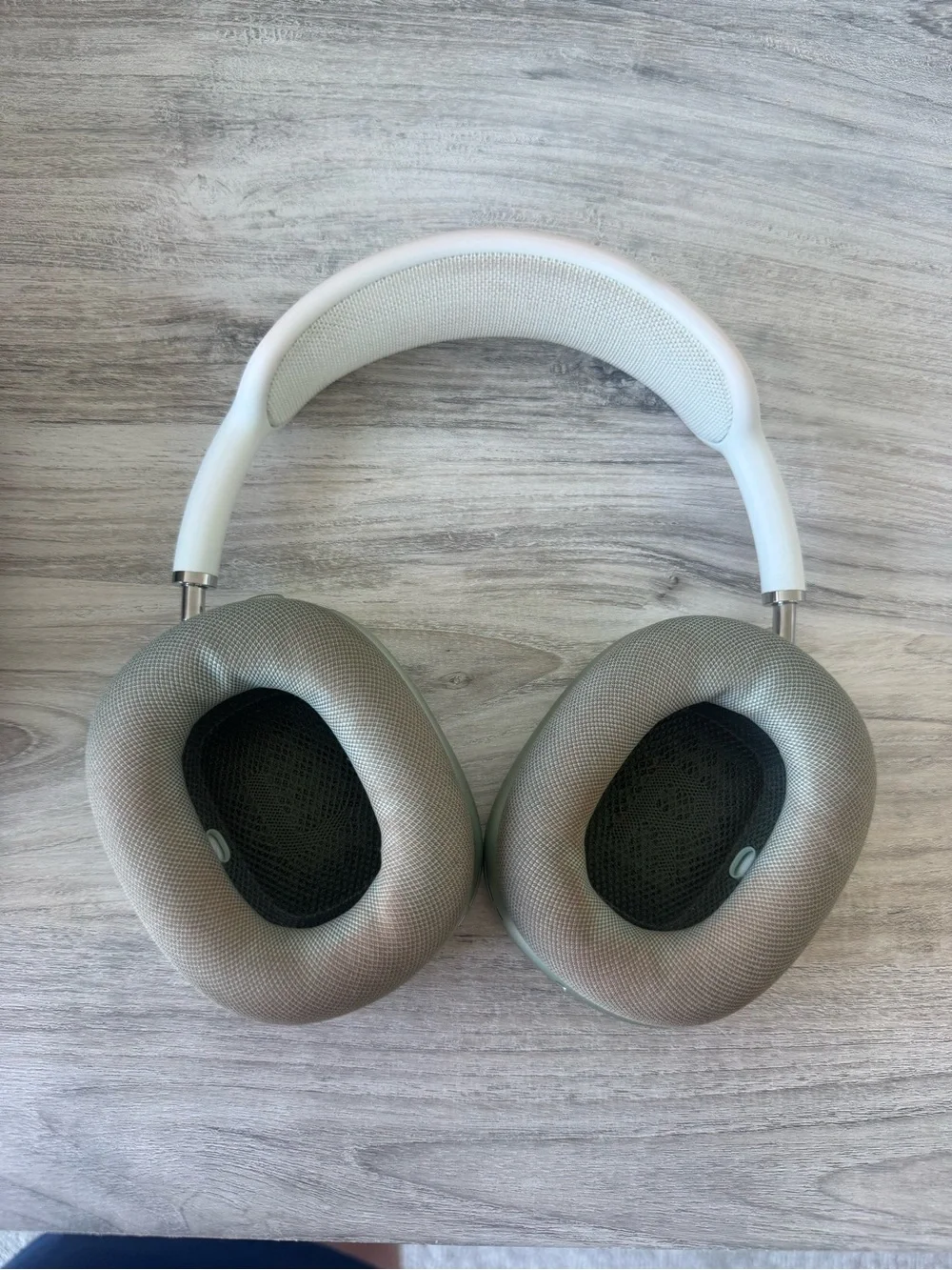 Apple airpod max’s first generation in Light Sage